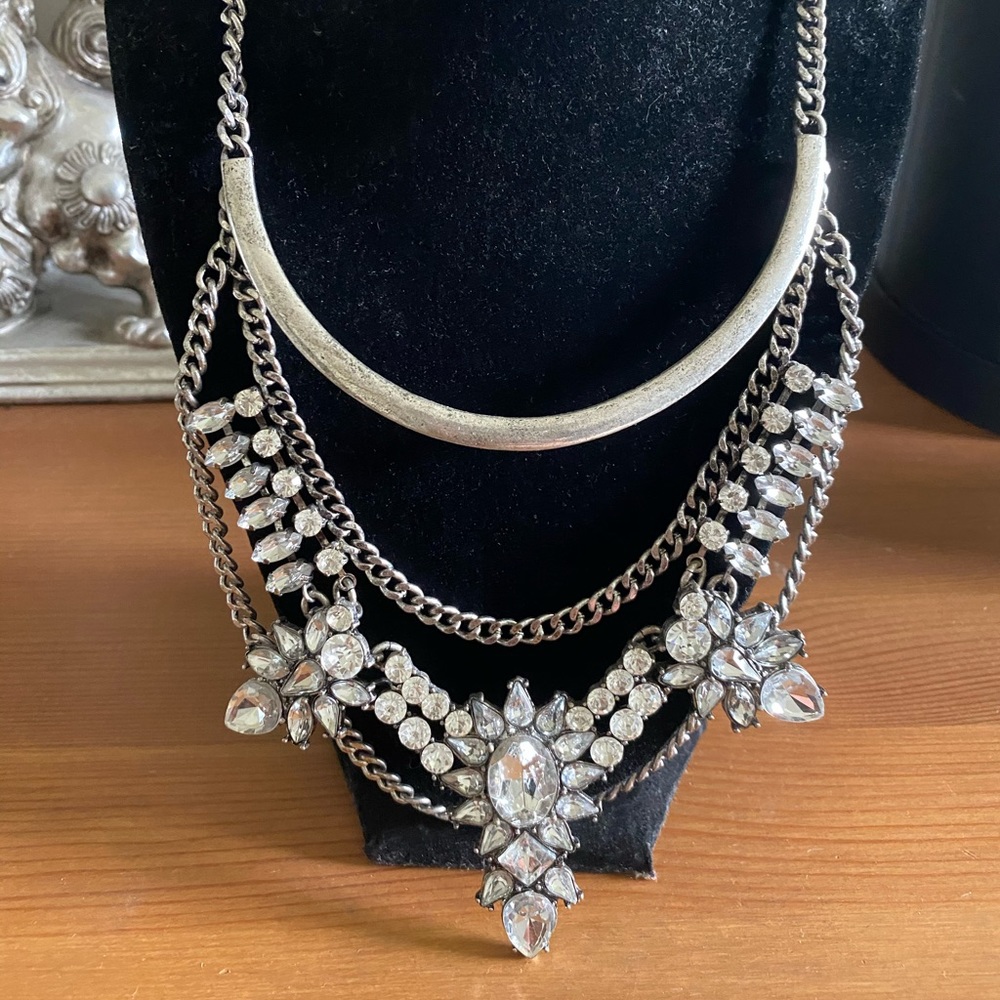 NWT diamond-like statement necklace